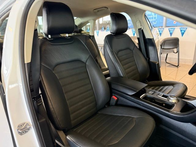 Ford Fusion Hybrid Vehicle Full-screen Gallery Image 24