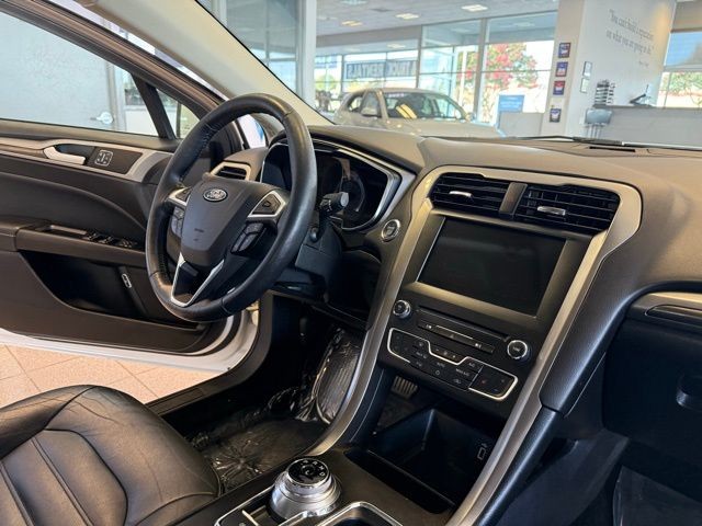 Ford Fusion Hybrid Vehicle Full-screen Gallery Image 25