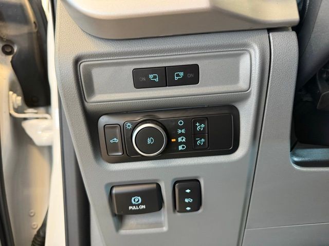 Ford F-150 Vehicle Full-screen Gallery Image 18