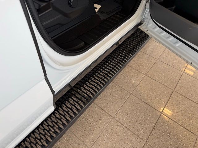 Ford F-150 Vehicle Full-screen Gallery Image 25