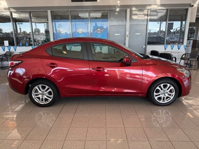 Toyota Yaris iA Vehicle Full-screen Gallery Image 02