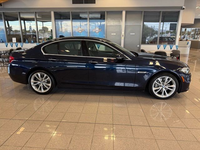 BMW 5 Series Vehicle Full-screen Gallery Image 02