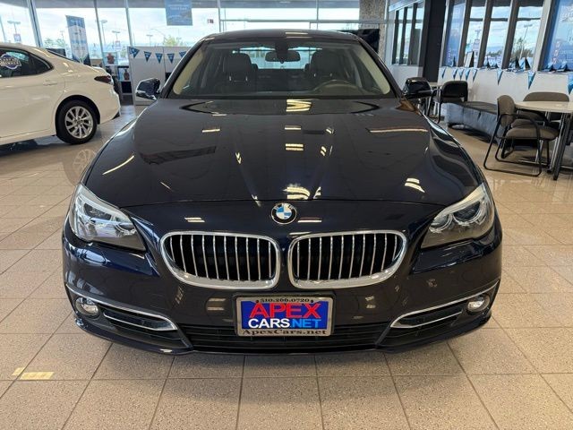 BMW 5 Series Vehicle Full-screen Gallery Image 07