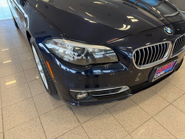 BMW 5 Series Vehicle Full-screen Gallery Image 08