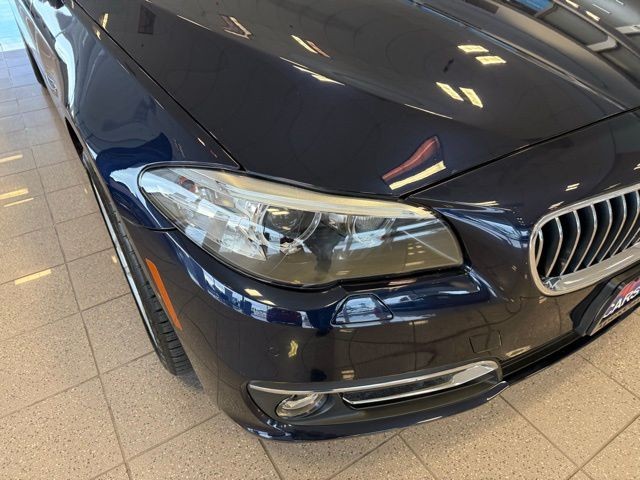 BMW 5 Series Vehicle Full-screen Gallery Image 09