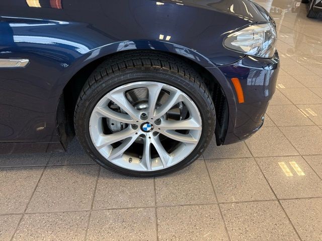 BMW 5 Series Vehicle Full-screen Gallery Image 10