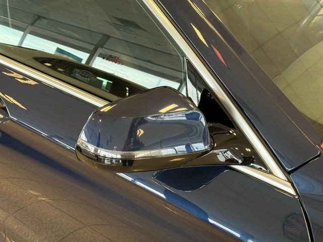 BMW 5 Series Vehicle Full-screen Gallery Image 11