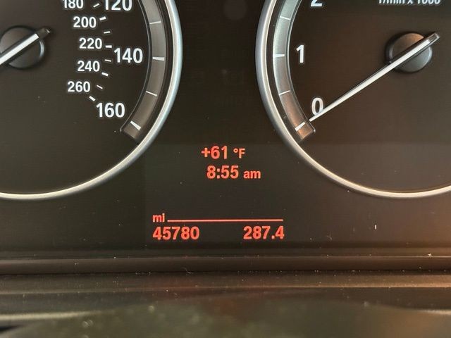 BMW 5 Series Vehicle Full-screen Gallery Image 12