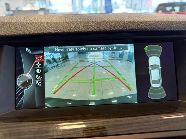 BMW 5 Series Vehicle Full-screen Gallery Image 13