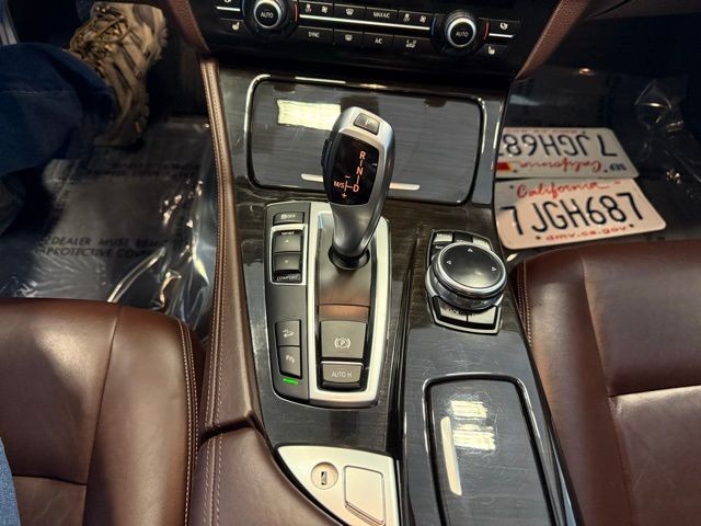 BMW 5 Series Vehicle Full-screen Gallery Image 15