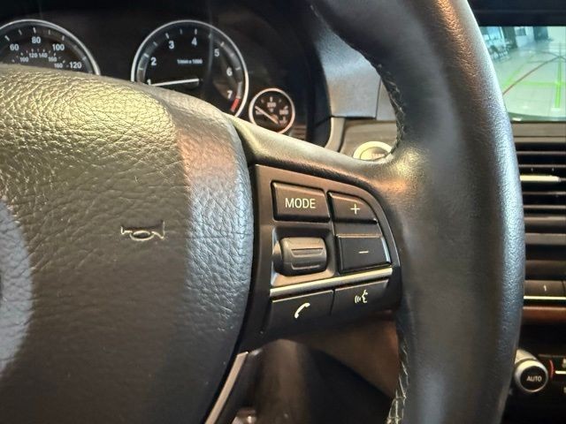 BMW 5 Series Vehicle Full-screen Gallery Image 16