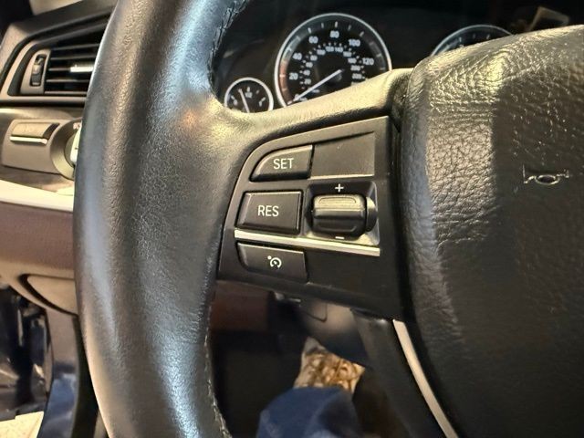 BMW 5 Series Vehicle Full-screen Gallery Image 17