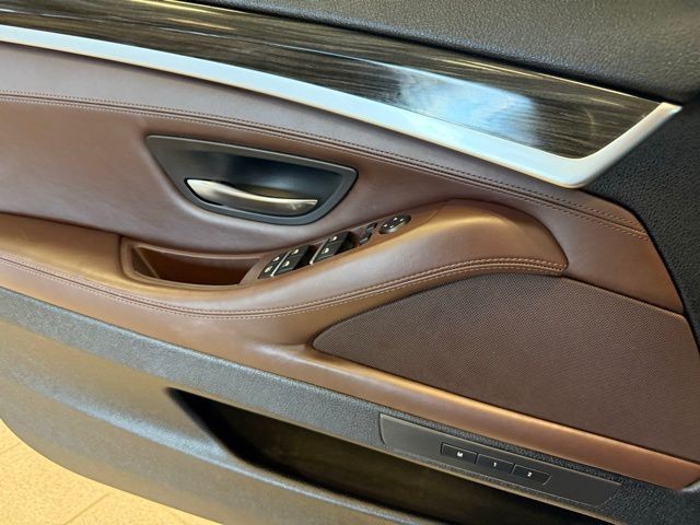 BMW 5 Series Vehicle Full-screen Gallery Image 18