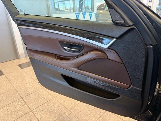 BMW 5 Series Vehicle Full-screen Gallery Image 19