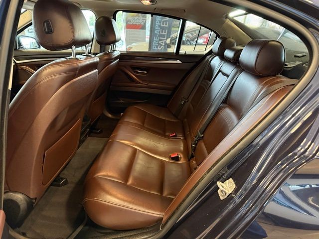 BMW 5 Series Vehicle Full-screen Gallery Image 20