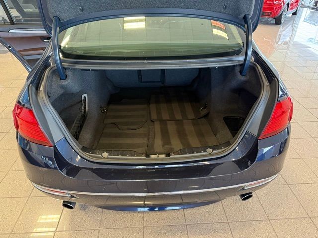 BMW 5 Series Vehicle Full-screen Gallery Image 21