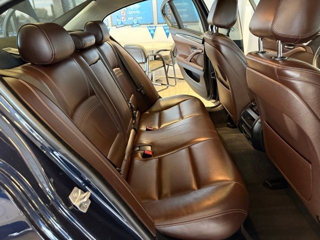 BMW 5 Series Vehicle Full-screen Gallery Image 22