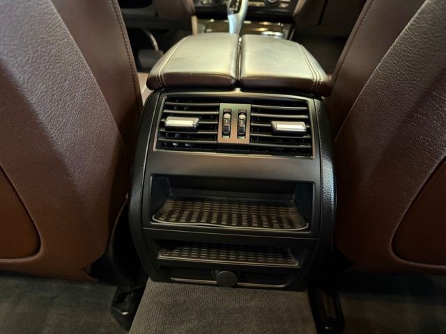 BMW 5 Series Vehicle Full-screen Gallery Image 23