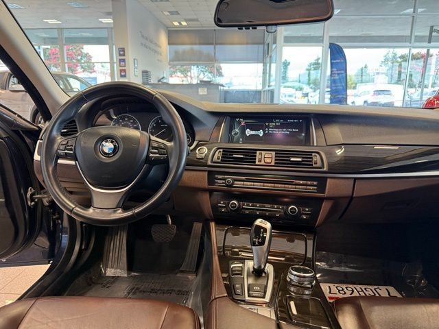 BMW 5 Series Vehicle Full-screen Gallery Image 24