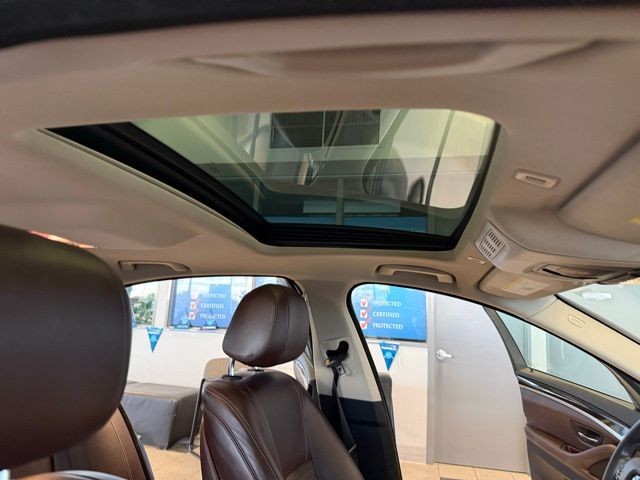 BMW 5 Series Vehicle Full-screen Gallery Image 25