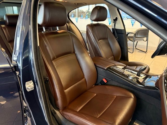 BMW 5 Series Vehicle Full-screen Gallery Image 26