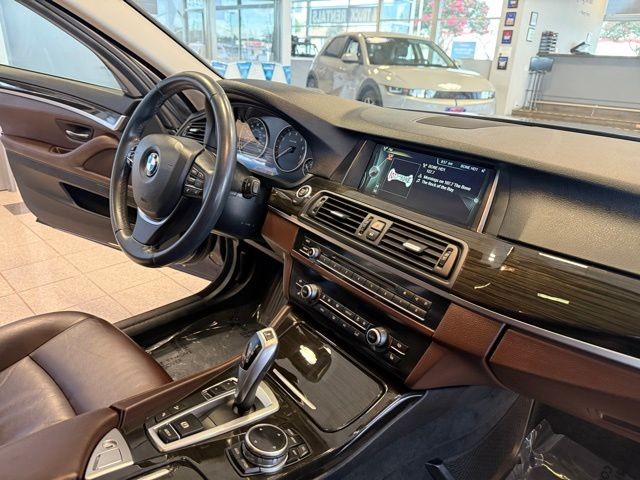 BMW 5 Series Vehicle Full-screen Gallery Image 27