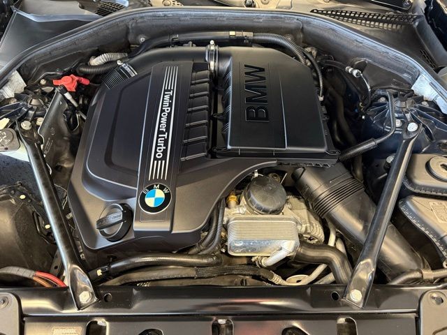 BMW 5 Series Vehicle Full-screen Gallery Image 28