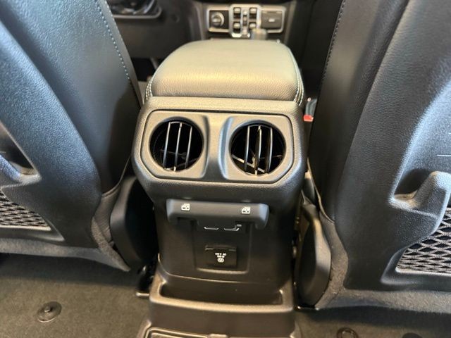 Jeep Wrangler 4xe Vehicle Full-screen Gallery Image 26