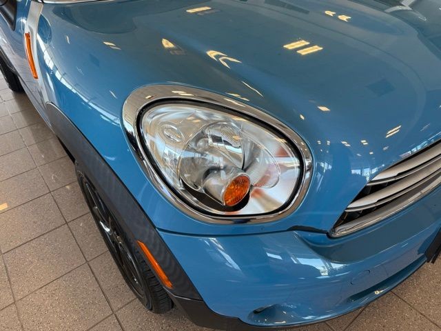 MINI Cooper Countryman Vehicle Full-screen Gallery Image 09