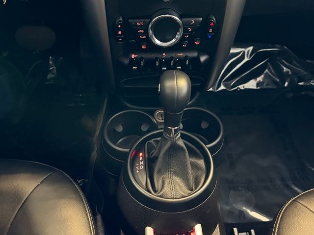 MINI Cooper Countryman Vehicle Full-screen Gallery Image 13