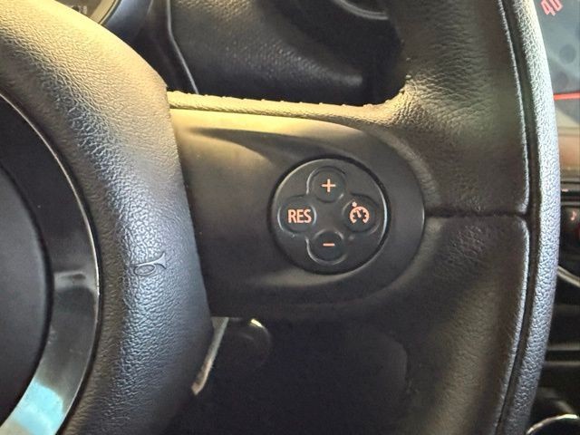 MINI Cooper Countryman Vehicle Full-screen Gallery Image 14