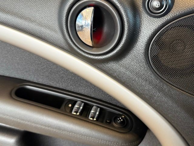 MINI Cooper Countryman Vehicle Full-screen Gallery Image 16