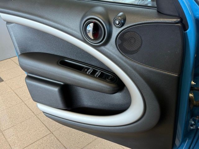 MINI Cooper Countryman Vehicle Full-screen Gallery Image 17