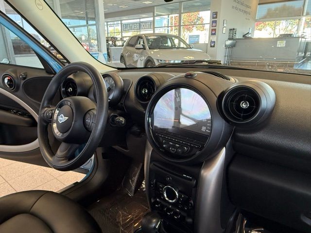 MINI Cooper Countryman Vehicle Full-screen Gallery Image 23