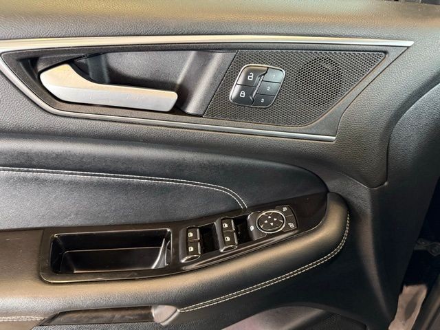 Ford Edge Vehicle Full-screen Gallery Image 20