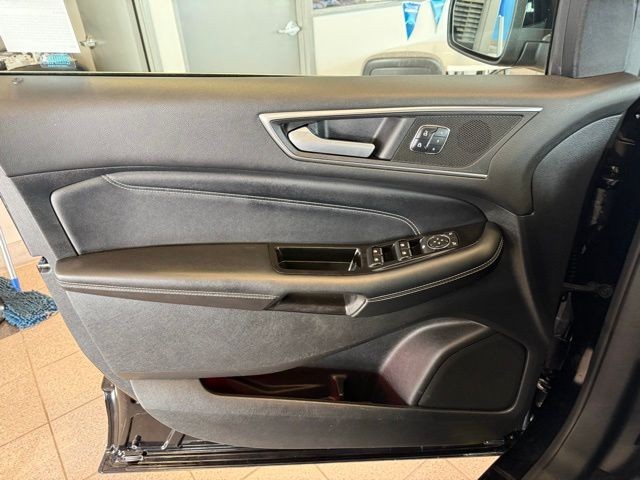 Ford Edge Vehicle Full-screen Gallery Image 21