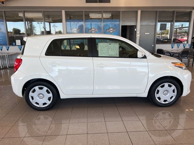 Scion xD Vehicle Full-screen Gallery Image 04