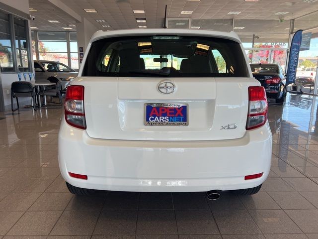 Scion xD Vehicle Full-screen Gallery Image 07