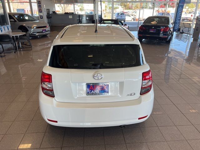 Scion xD Vehicle Full-screen Gallery Image 08