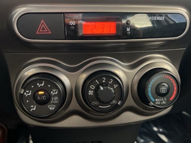 Scion xD Vehicle Full-screen Gallery Image 25