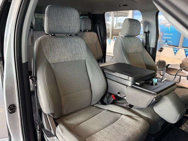 Ford F-150 Vehicle Full-screen Gallery Image 27