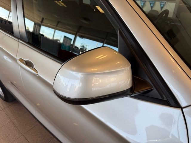 BMW X3 Vehicle Full-screen Gallery Image 11