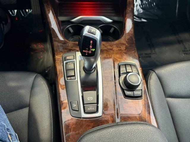 BMW X3 Vehicle Full-screen Gallery Image 16