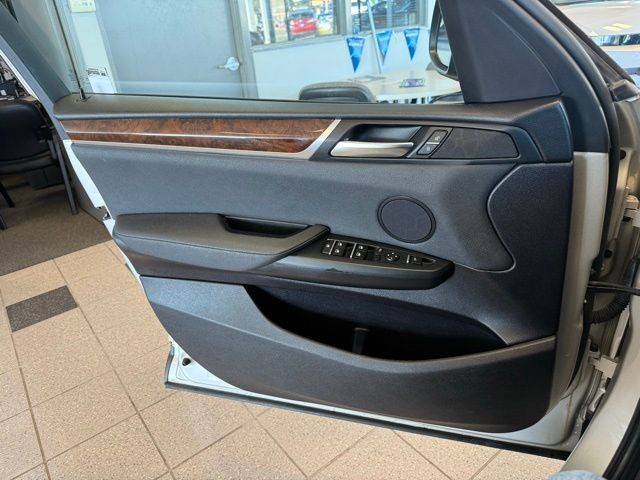 BMW X3 Vehicle Full-screen Gallery Image 20