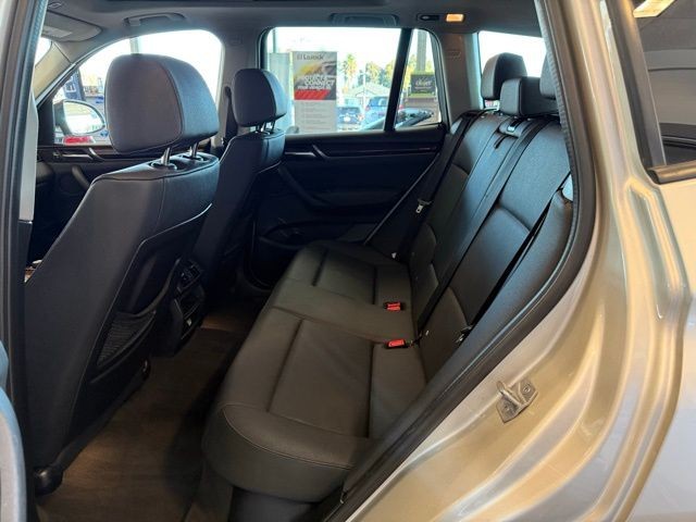 BMW X3 Vehicle Full-screen Gallery Image 21