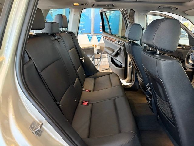 BMW X3 Vehicle Full-screen Gallery Image 23