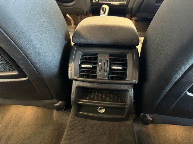 BMW X3 Vehicle Full-screen Gallery Image 24