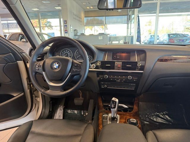 BMW X3 Vehicle Full-screen Gallery Image 26