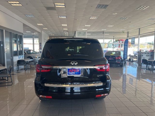 INFINITI QX80 Vehicle Full-screen Gallery Image 11