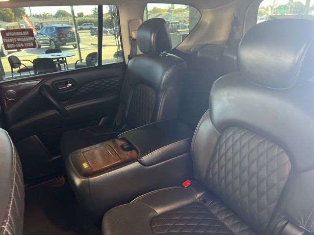 INFINITI QX80 Vehicle Full-screen Gallery Image 21